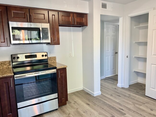 Building Photo - 404 S Waverly Ln