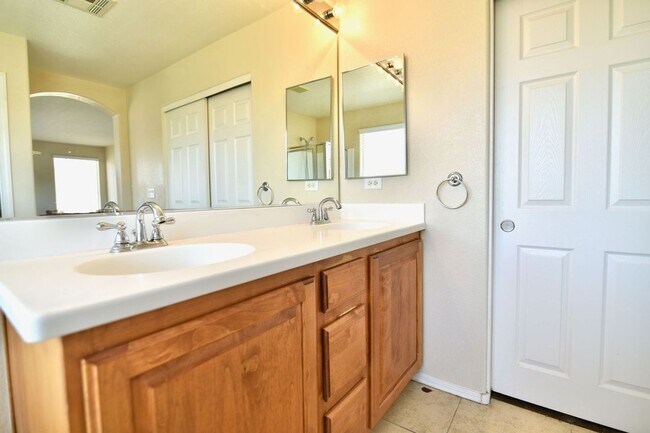 Building Photo - Beautiful 4BED/3BATH/CAR home located in SW Las Vegas! -Enjoy Rent-Free Holidays!