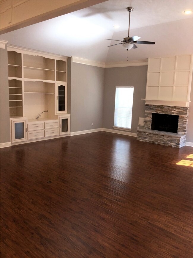 Building Photo - 10310 Chevy Chase Dr