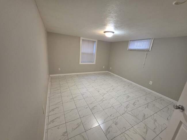 Building Photo - 4 bedroom HOUSE For RENT