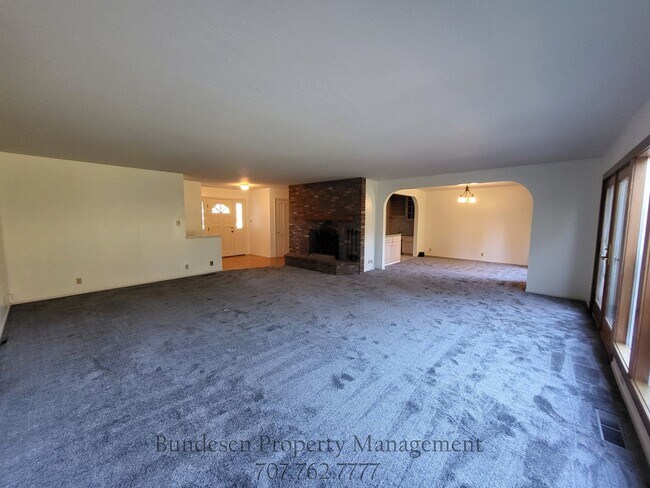 Building Photo - 460 Piezzi Ln