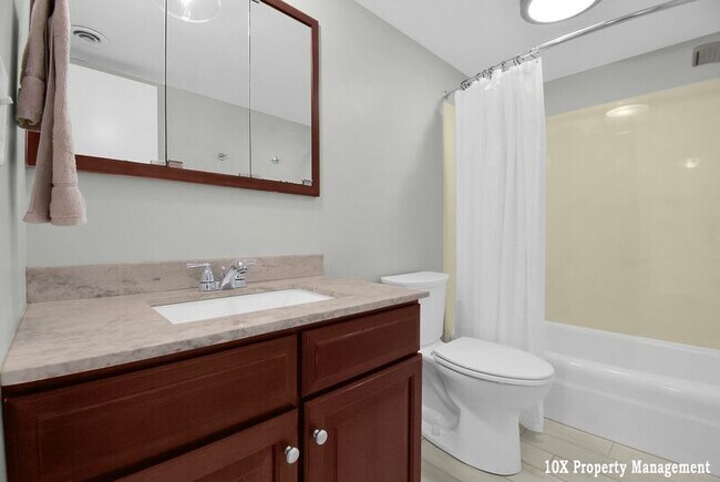 Building Photo - 911 Manor Ln