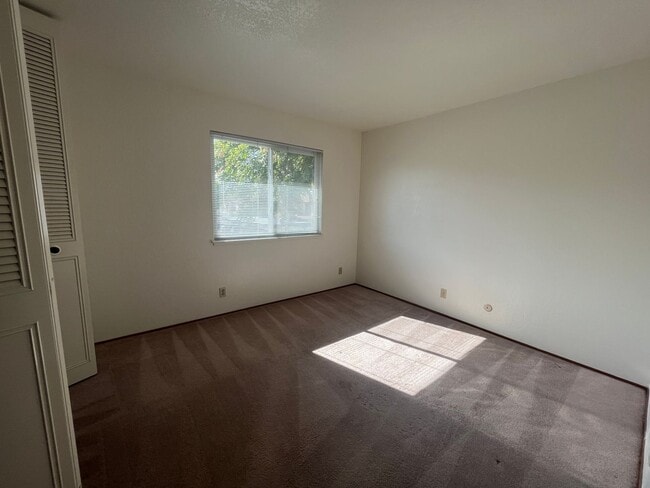 Building Photo - Spacious 4bed 2bath home available now!
