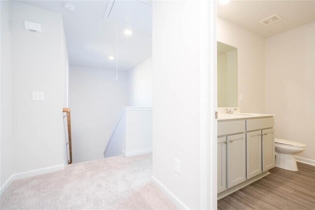 Building Photo - 242 Lookout Dr