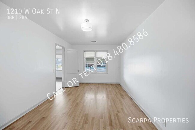 Building Photo - 1210 W Oak St