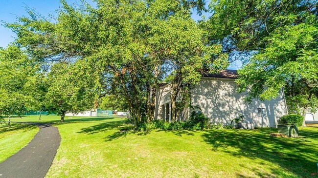 Building Photo - 2121 Dogwood Ln