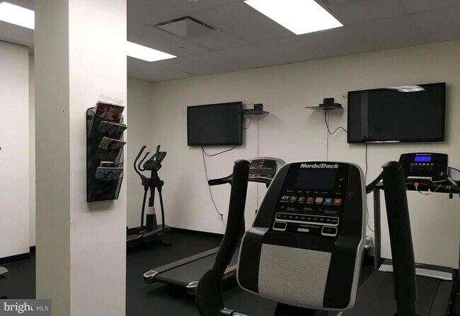 Building Photo - 300 Cathedral St