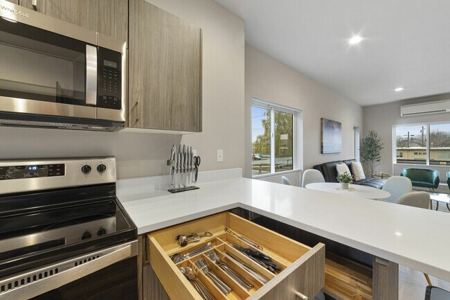 Building Photo - 904 21st St