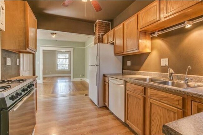 Building Photo - Big Character. Smart Size. Walk to Switchback.