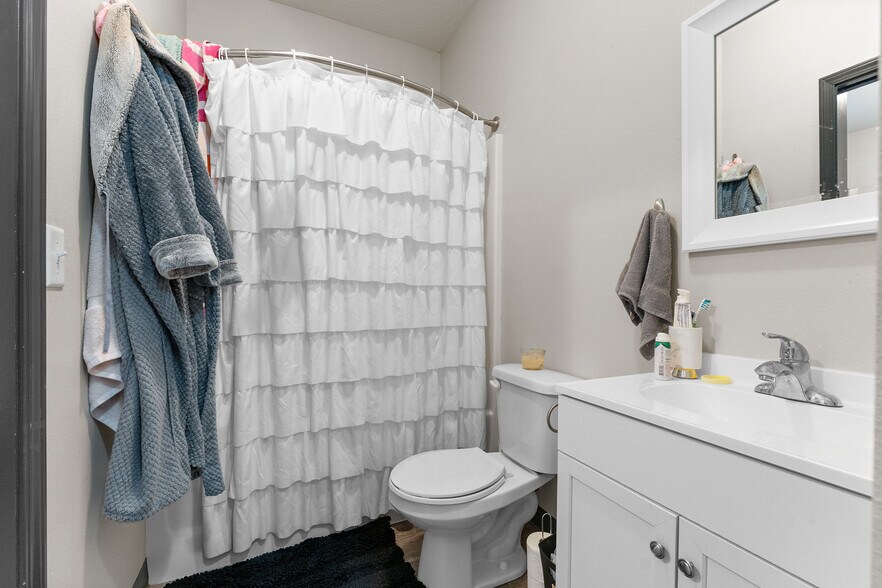 Full Bathroom - 813 South Ave