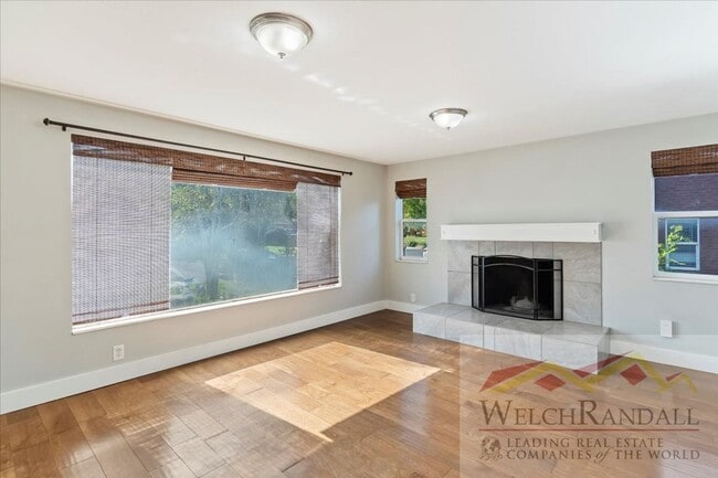 Building Photo - Your Modern, Spacious Retreat Close to Dow...