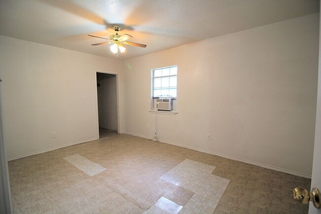 Building Photo - COMING SOON! Cute 3 Bedroom, 1 Bath Close to Downtown San Antonio.