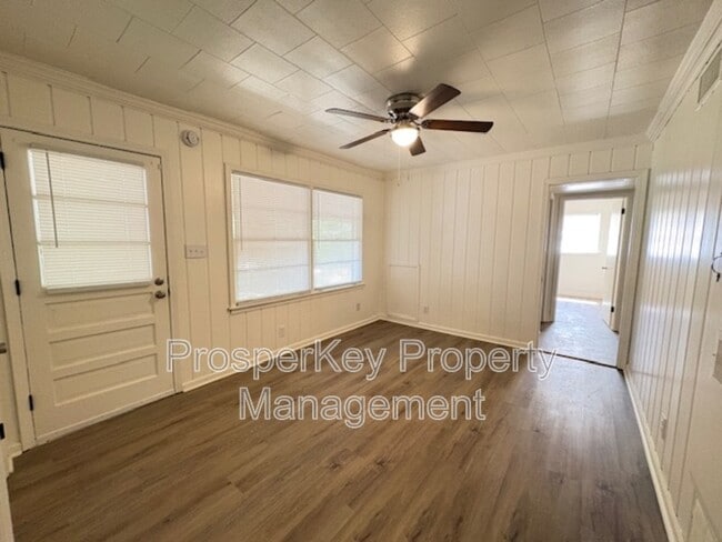 Building Photo - 2736 Chevy Chase Dr