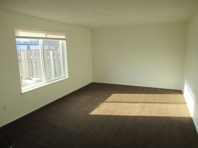 Building Photo - Two Bedroom Duplex in McMinnville