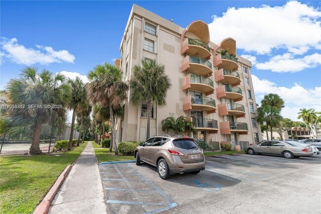 Building Photo - 9320 Fontainebleau Blvd