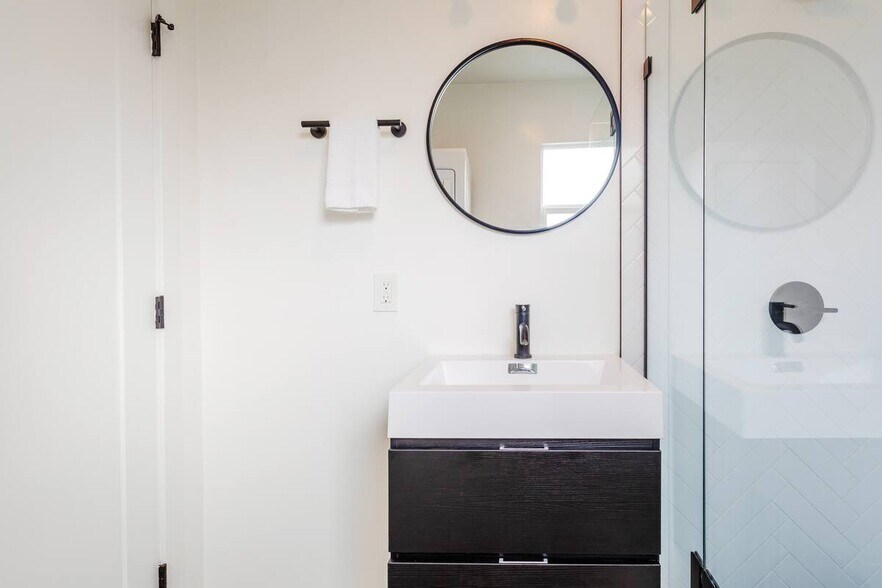 Building Photo - 331 1/2 N Alexandria Ave