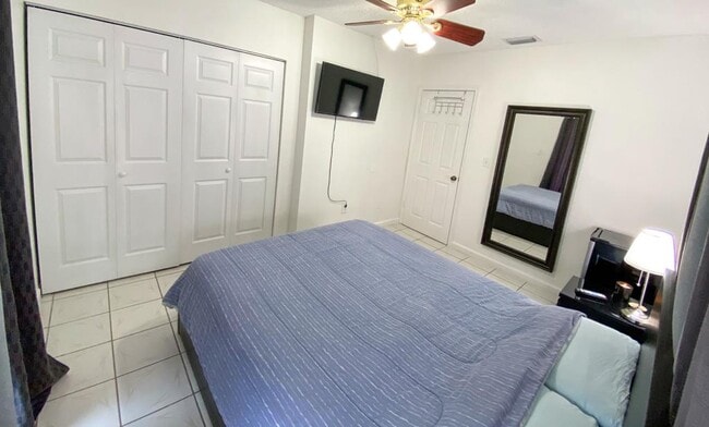 Building Photo - 2221 W 52nd St