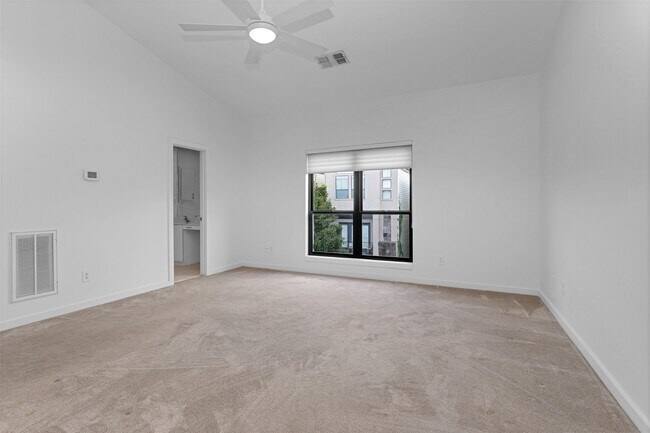 Building Photo - 5105 Lillian St