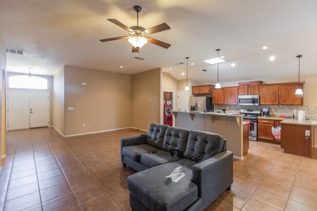 Building Photo - Spacious 4 Bedroom Home