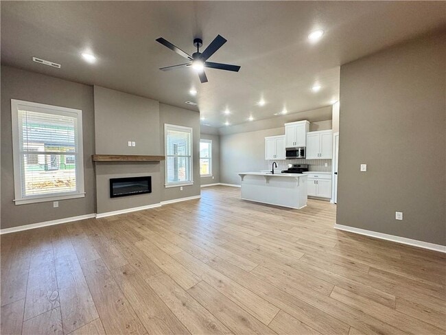 Building Photo - 5900 SW Desert Ave