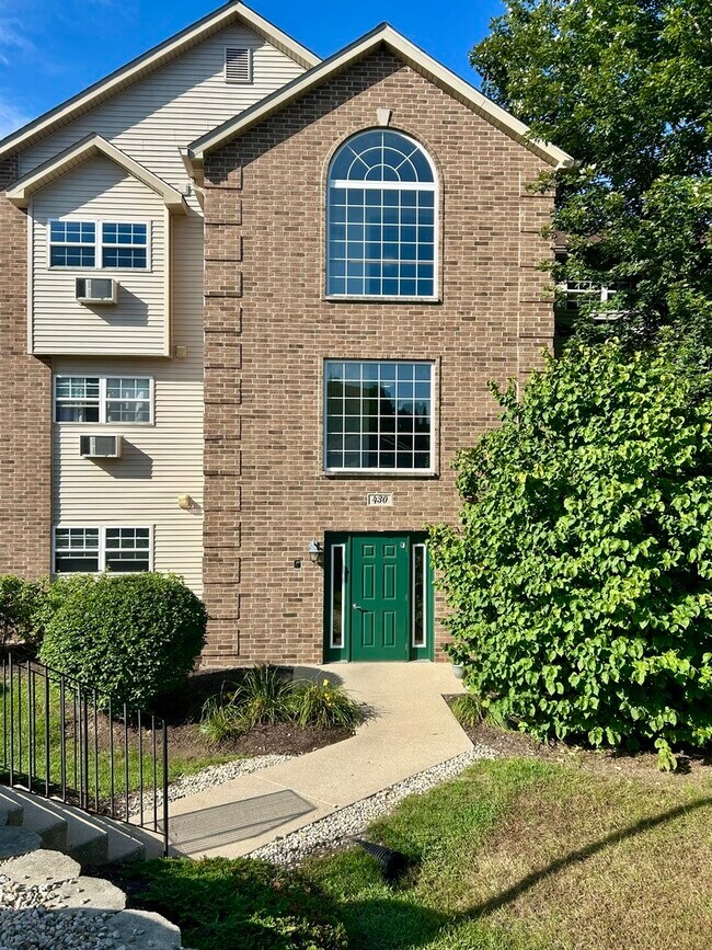 Primary Photo - 430 Cunat Blvd