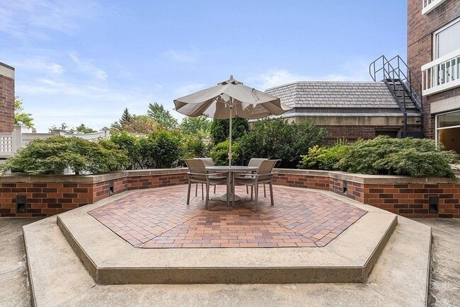 Building Photo - "Spacious 2-Bed Retreat with Granite Touches & Pool Access in Cambridge's Heart!"