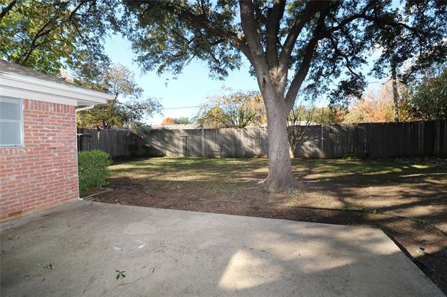 Building Photo - 2703 Peachtree Ln