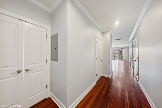 Building Photo - 825 N Hudson Ave