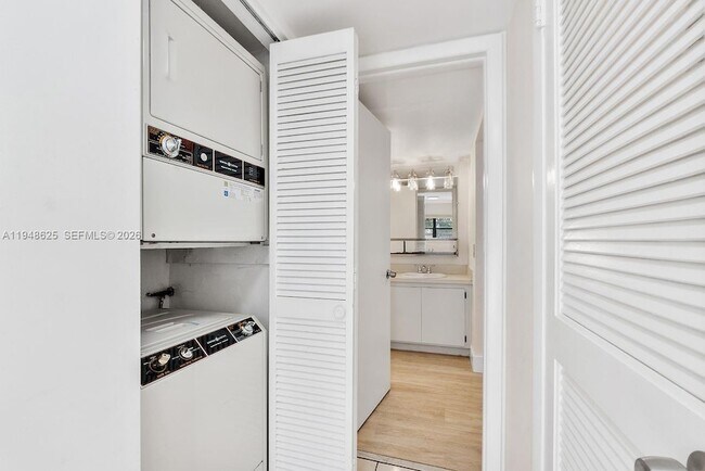 Building Photo - 995 SW 84th Ave