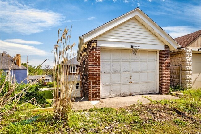 Building Photo - 1227 Denisonview St