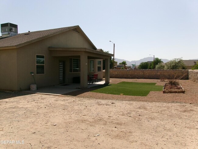 Building Photo - 6445 Villaggio Dr