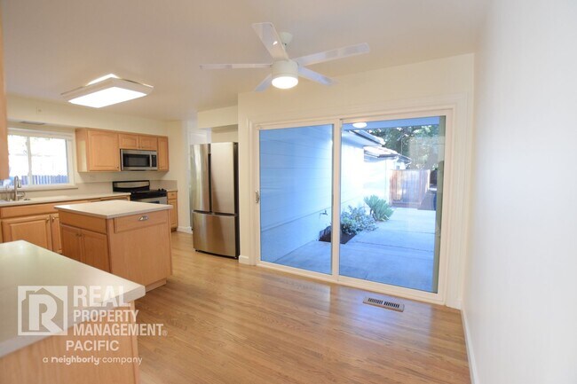 Building Photo - 3-Bedroom Retreat with Expansive Backyard ...