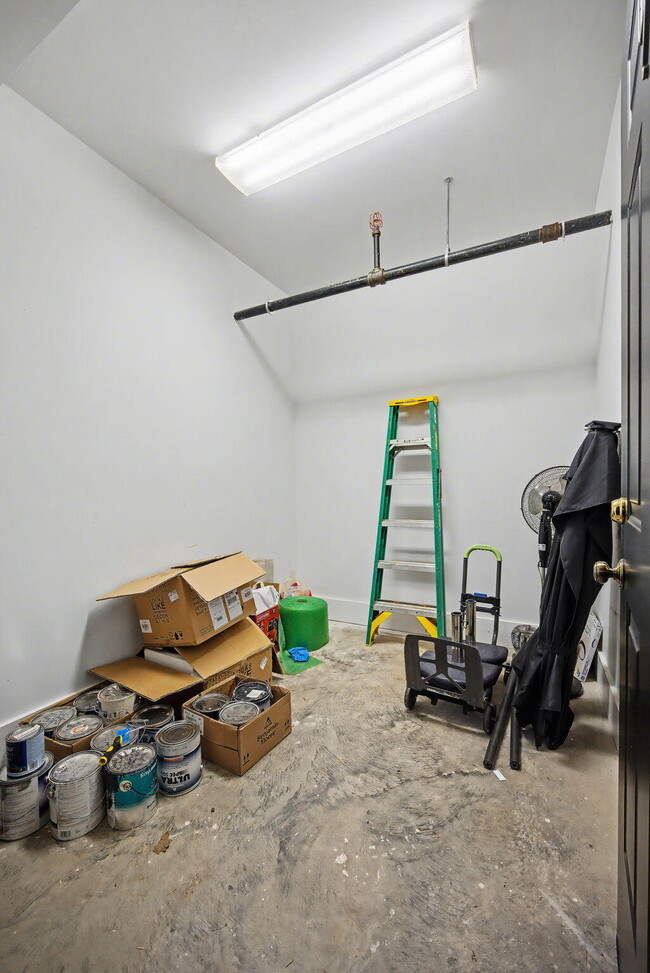 Building Photo - 261 S Limestone