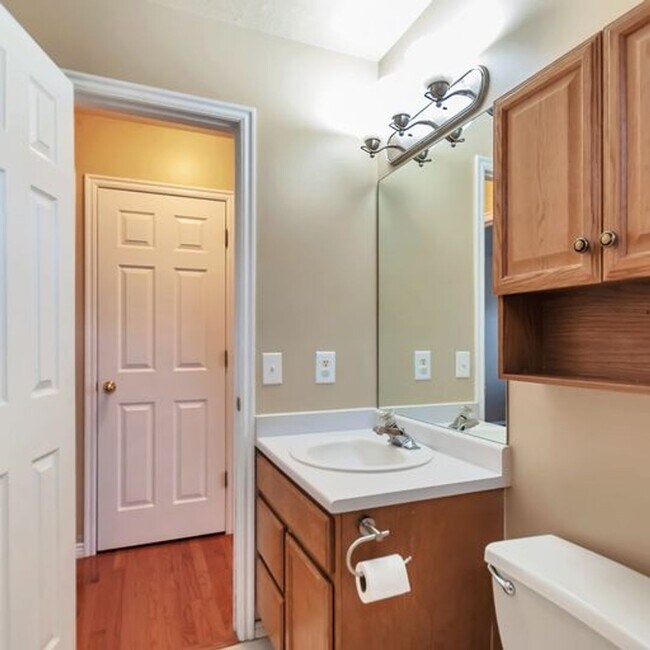 Building Photo - Awesome 4 Bedroom Pet Friendly Home w 2 car attached garage