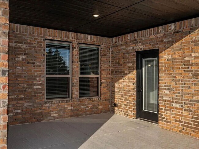 Building Photo - Modern 4-Bed, 2-Bath Mustang Home with 3-Car Garage!