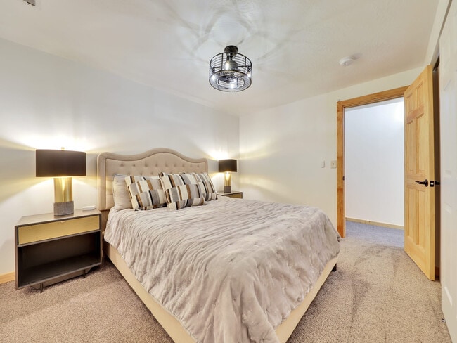 Building Photo - 656 Aspen Dr