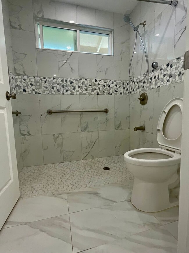 Building Photo - Spacious Duplex--5Beds, 2Baths  Ground Floor Unit