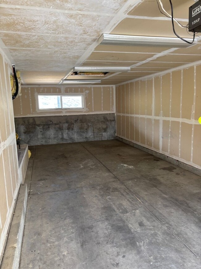 Building Photo - 2 bed - 2.5 bath - 2 car garage Townhome