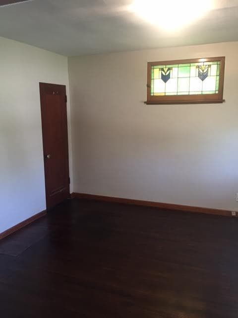 Building Photo - Spacious 2 Bed/1 Bath! Updated Kitchen! Hardwood Floors!