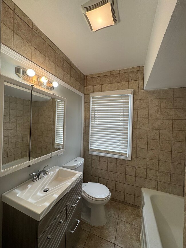 Building Photo - Move-in ready 3-bedroom home located in La...