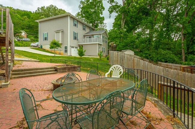 Building Photo - 321-325 Pine Ridge Road