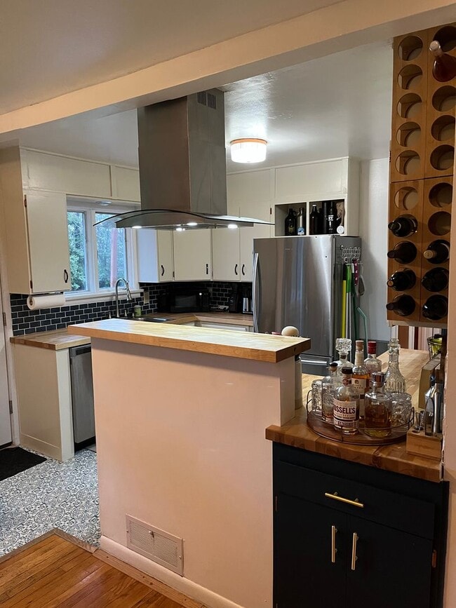 Building Photo - FULLY FURNISHED Midtown Three Bedroom Spac...