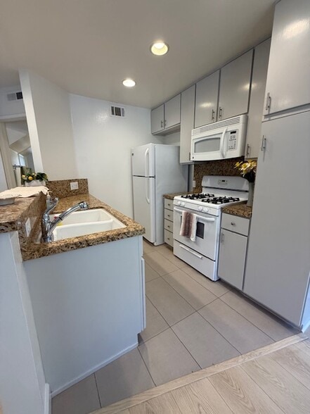 Kitchen - 4322 Matilija Ave