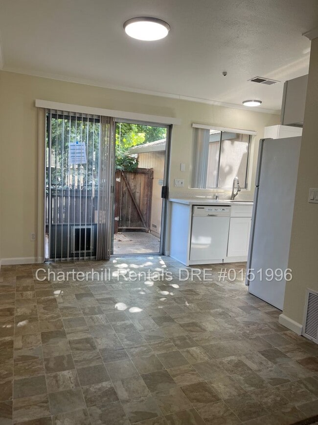 Building Photo - 2 bedroom/1.5 bath townhome with new kitch...