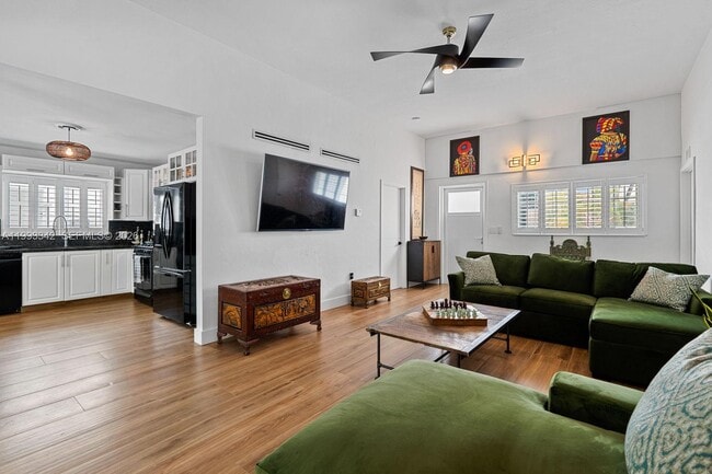 Building Photo - 9517 Bay Dr