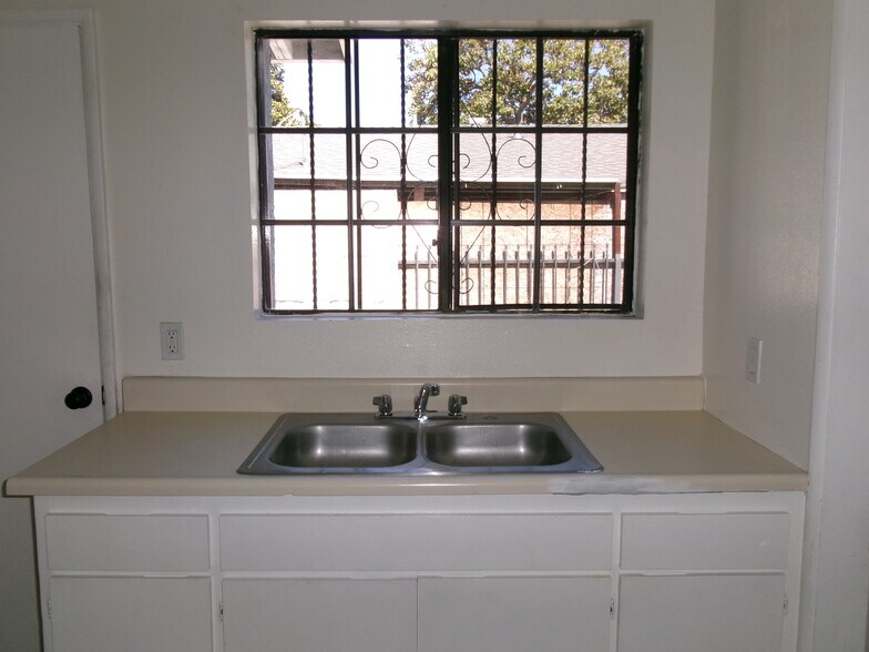 Building Photo - 1209 W 60th Pl