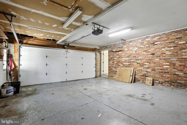 Building Photo - 9104 Hamilton Dr