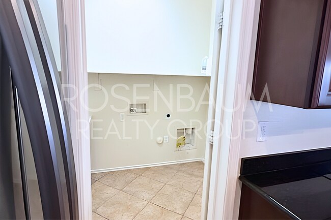 Building Photo - Gorgeous 3-bedrooms, 2-baths home in the h...