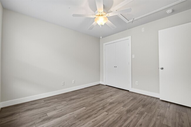 Building Photo - 5941 S Loop E