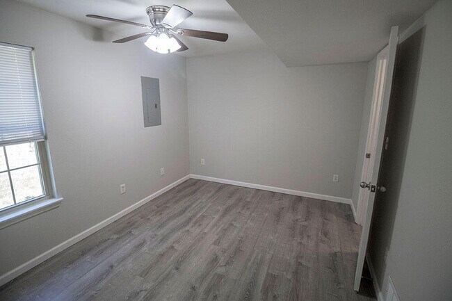 Building Photo - 1405 Greensboro Dr